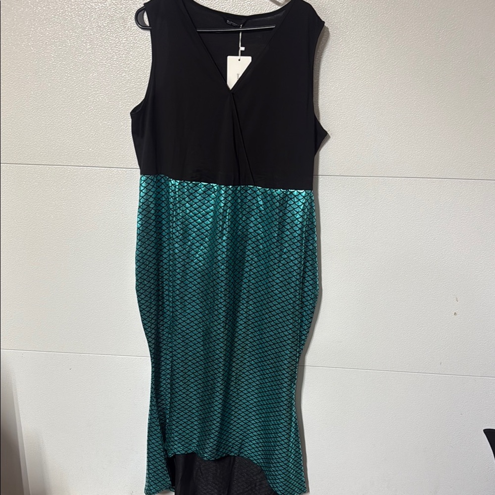 BloomChic Black and Green V-Neck Sheath Dress